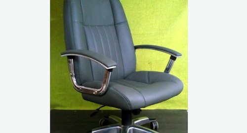 Перетяжка офисного кресла кожей. Комендантский проспект